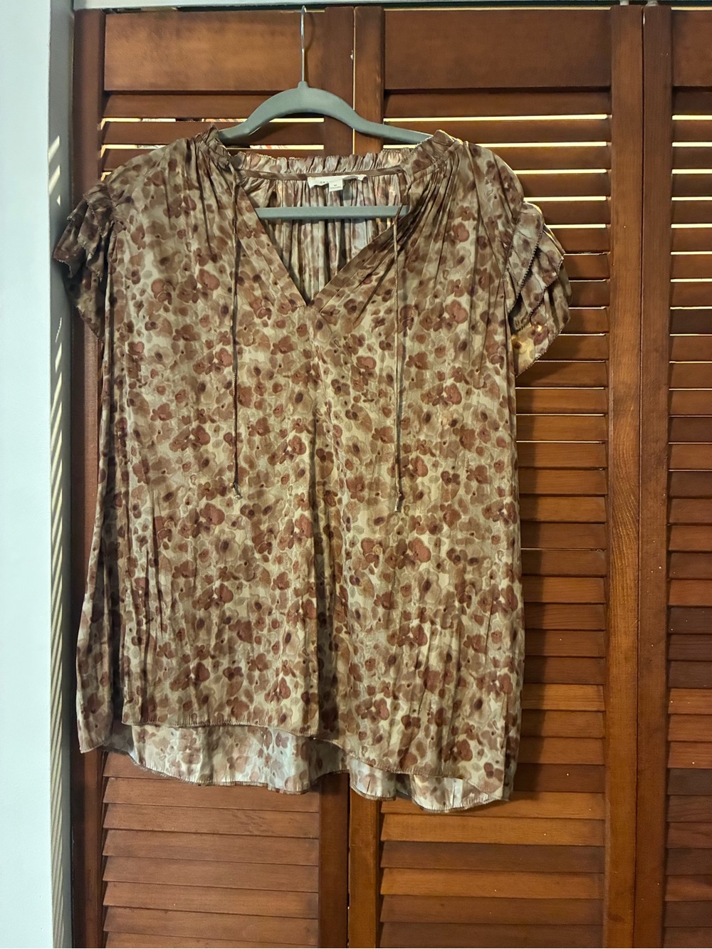 Relaxed V-Neck Short Sleeve Top in Brown Floral